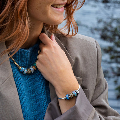 Goldtupfen auf Himmelsblau